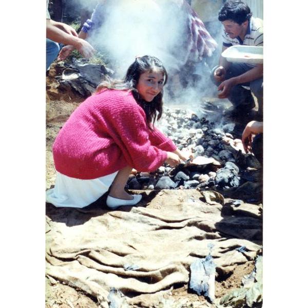 Preparación de curanto en hoyo