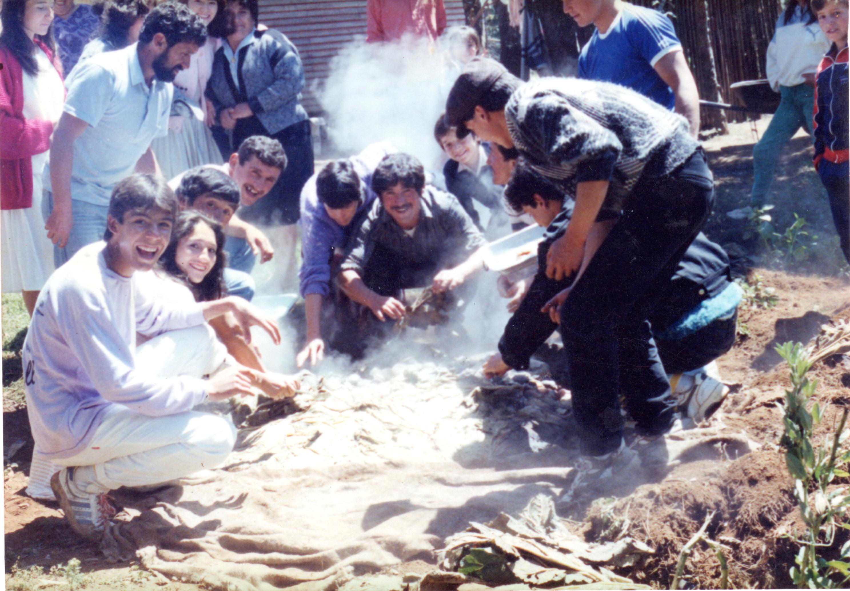 Preparación de un curanto en hoyo