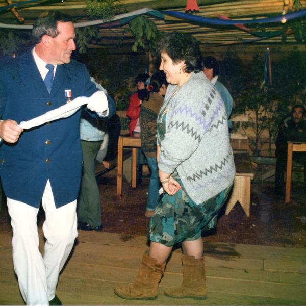 Pareja bailando cueca Pareja bailando cueca