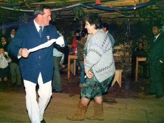Pareja bailando cueca Pareja bailando cueca