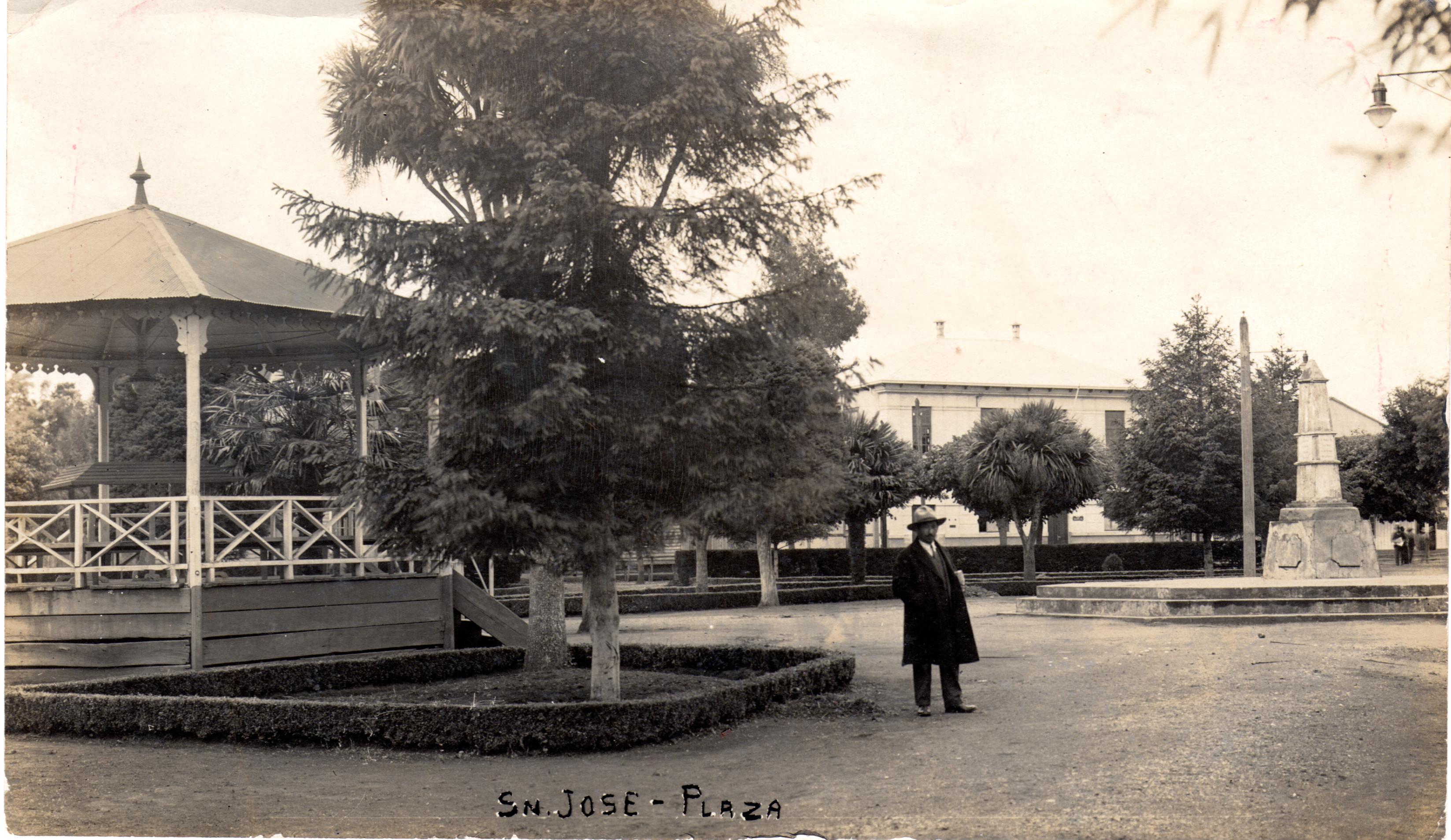 Paseo en la plaza Paseo en la plaza