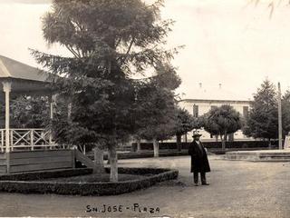 Paseo en la plaza Paseo en la plaza