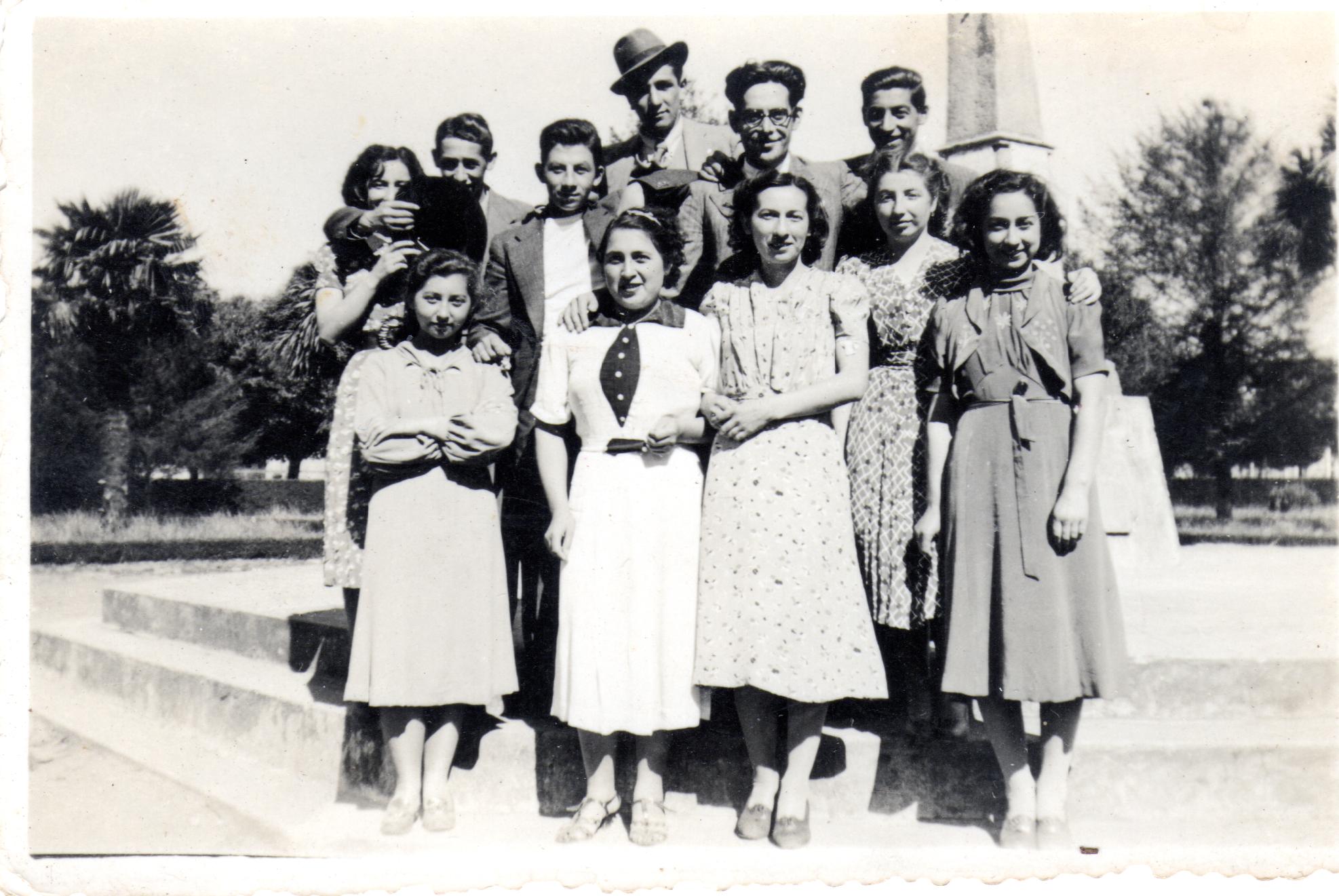 Amigos en la plaza de San José de la Mariquina