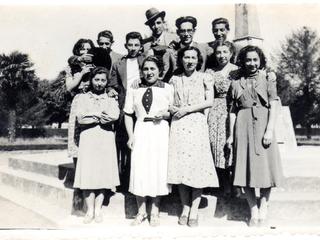 Amigos en la plaza de San José de la Mariquina