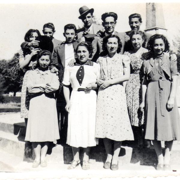 Amigos en la plaza de San José de la Mariquina