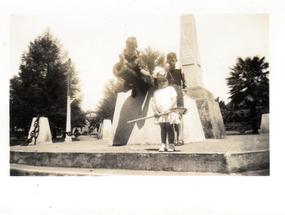 Amigos en la plaza de San José de la Mariquina