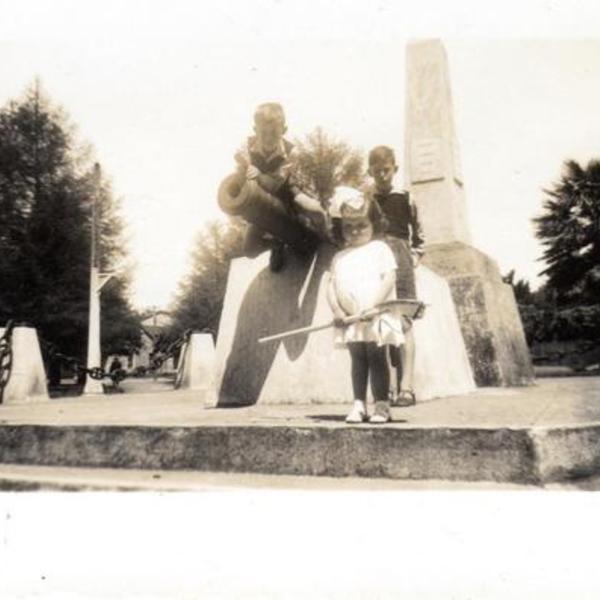 Amigos en la plaza de San José de la Mariquina