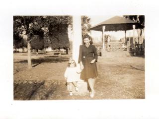 Paseo en la plaza de San José de la Mariquina