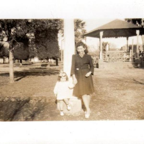 Paseo en la plaza de San José de la Mariquina