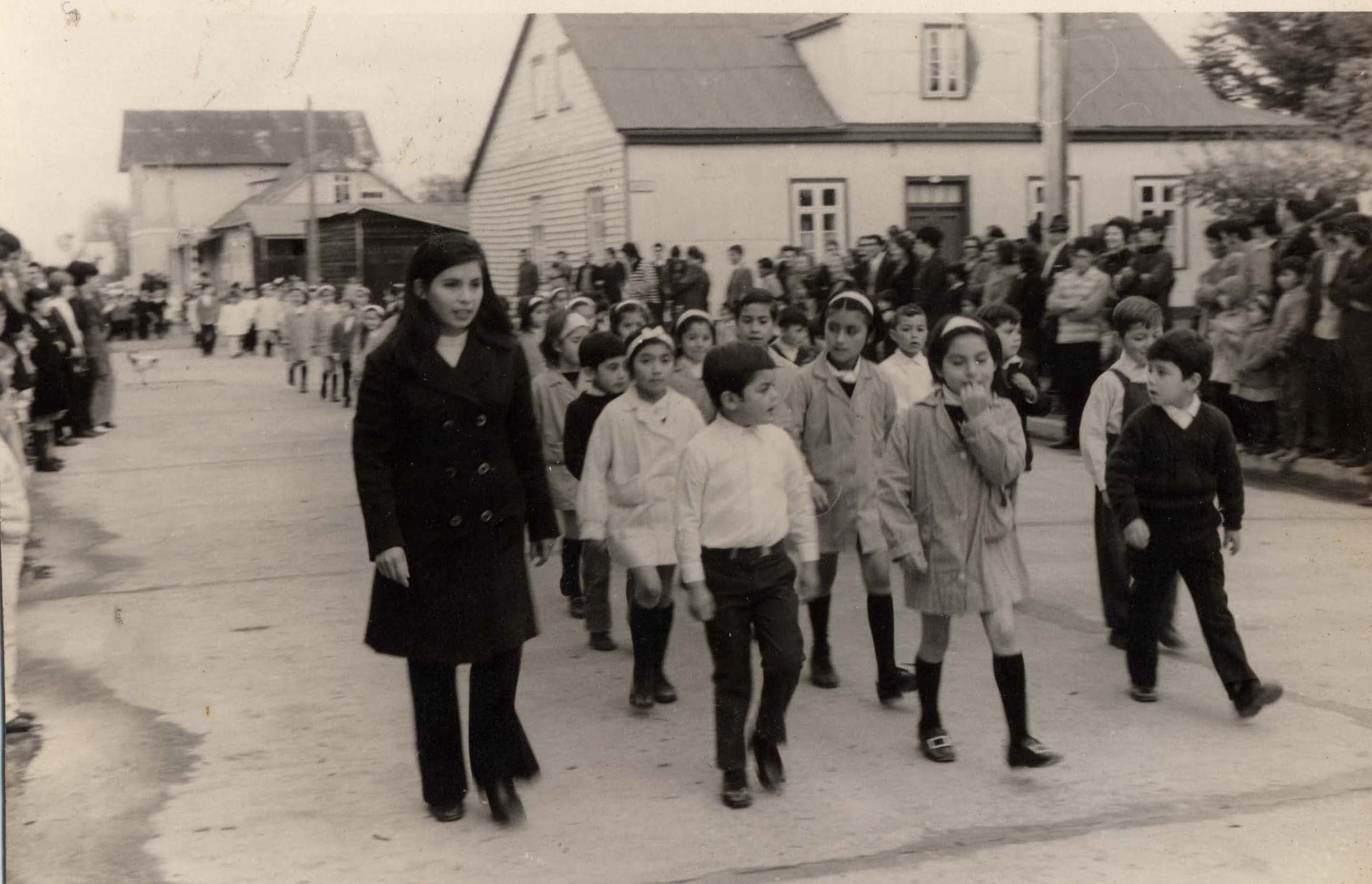 Desfile escolar por las calles de San José de la Mariquina