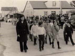 Desfile escolar por las calles de San José de la Mariquina