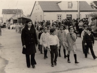 Desfile escolar por las calles de San José de la Mariquina