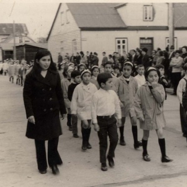 Desfile escolar por las calles de San José de la Mariquina