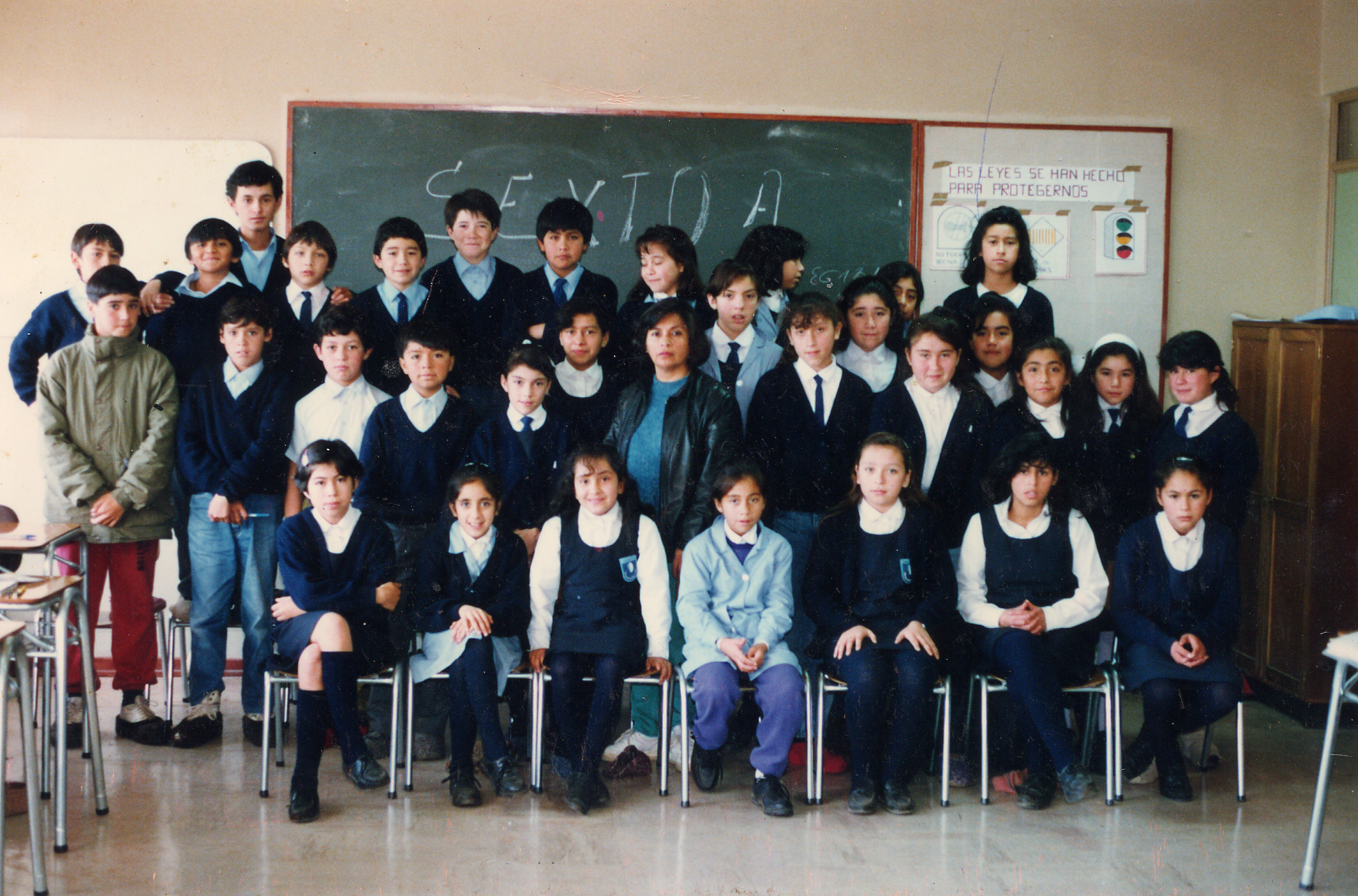 Profesora y alumnos de la Escuela Valle de Mariquina