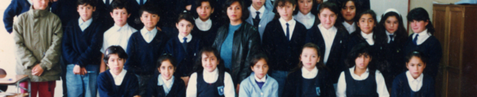 Profesora y alumnos de la Escuela Valle de Mariquina