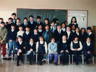 Profesora y alumnos de la Escuela Valle de Mariquina