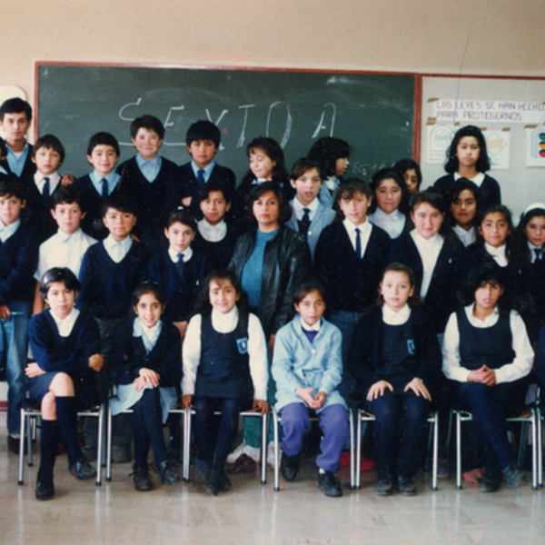 Profesora y alumnos de la Escuela Valle de Mariquina