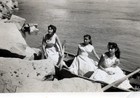 Hermanas Quintana Sánchez en el río Aysén Hermanas Quintana Sánchez en el río Aysén