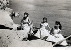 Hermanas Quintana Sánchez en el río Aysén Hermanas Quintana Sánchez en el río Aysén
