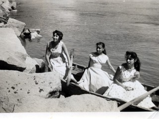 Hermanas Quintana Sánchez en el río Aysén Hermanas Quintana Sánchez en el río Aysén