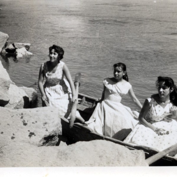 Hermanas Quintana Sánchez en el río Aysén Hermanas Quintana Sánchez en el río Aysén