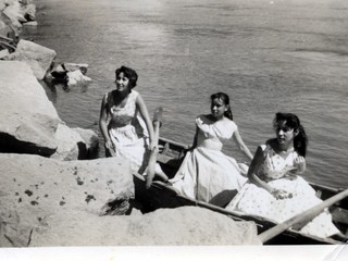 Hermanas Quintana Sánchez en el río Aysén Hermanas Quintana Sánchez en el río Aysén