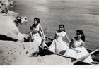 Hermanas Quintana Sánchez en el río Aysén Hermanas Quintana Sánchez en el río Aysén