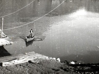 Balsa en el río Aysén