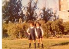 Paula Palacios y una amiga después de clases Paula Palacios y una amiga después de clases