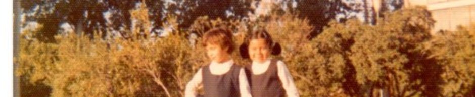 Paula Palacios y una amiga después de clases Paula Palacios y una amiga después de clases