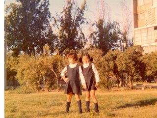 Paula Palacios y una amiga después de clases Paula Palacios y una amiga después de clases