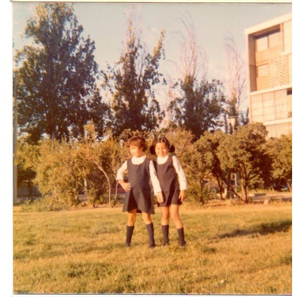 Paula Palacios y una amiga después de clases Paula Palacios y una amiga después de clases