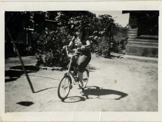 Niña pasea en bicicleta