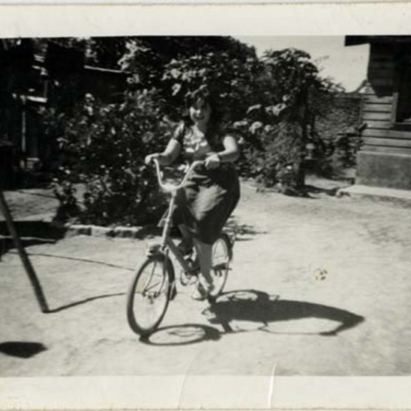 Niña pasea en bicicleta