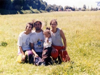 Niños en el campo de la abuela