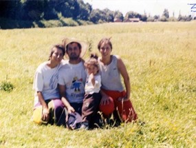 Niños en el campo de la abuela