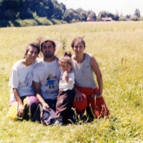 Niños en el campo de la abuela