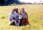 Niños en el campo de la abuela