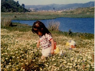 Niña en el campo Niña en el campo