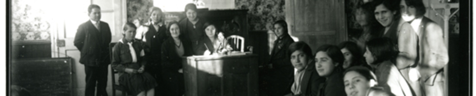 Alumnas de la Escuela Normal Rural de Ancud. Fecha estimada 1930. Donación de José Caro Bahamonde.