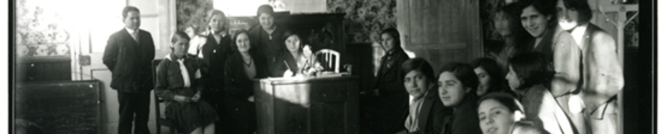 Alumnas de la Escuela Normal Rural de Ancud. Fecha estimada 1930. Donación de José Caro Bahamonde. Alumnas de la Escuela Normal Rural de Ancud. Fecha estimada 1930. Donación de José Caro Bahamonde.