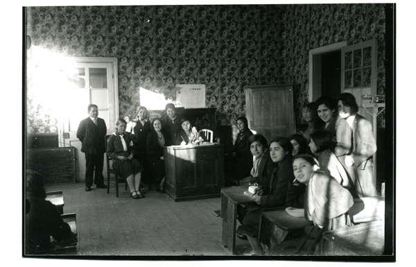 Alumnas de la Escuela Normal Rural de Ancud. Fecha estimada 1930. Donación de José Caro Bahamonde.