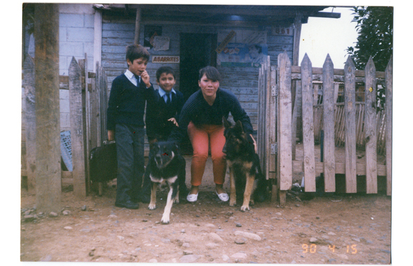 Judith Zagua con sus hijos en su almacén ubicado en la calle Los Loros. Donación de Luis Humberto Cádiz.