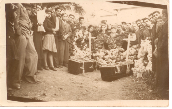 Funeral de José Segundo y Domingo Valdebenito, pobladores del cerro Ramaditas, Valparaíso. 23 de mayo de 1943. Donado por Margarita Rozas Funeral de José Segundo y Domingo Valdebenito, pobladores del cerro Ramaditas, Valparaíso. 23 de mayo de 1943. Donado por Margarita Rozas
