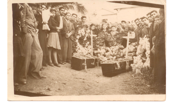 Funeral de José Segundo y Domingo Valdebenito, pobladores del cerro Ramaditas, Valparaíso. 23 de mayo de 1943. Donado por Margarita Rozas