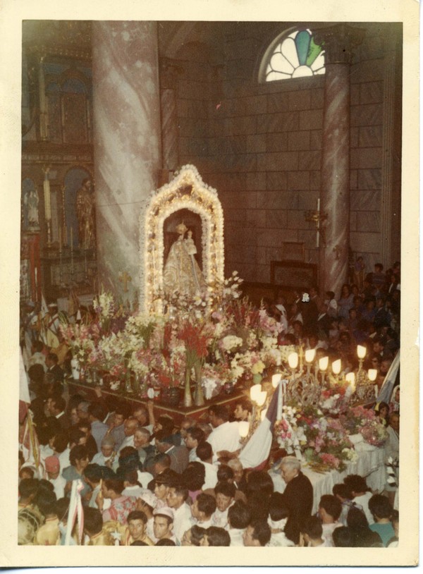 Imagen de la Virgen del Rosario al interior de la Basílica menor. Andacollo, 25 de diciembre de 1967. Donado por Irma Aguirre Cortés.