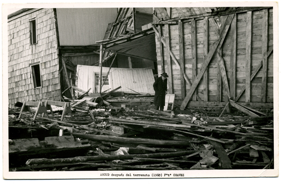 Dionisio Muñoz camina entre los escombros de un salón de billar. Año 1960. Ancud. Donada por José Caro Bahamonde. Dionisio Muñoz camina entre los escombros de un salón de billar. Año 1960. Ancud. Donada por José Caro Bahamonde.