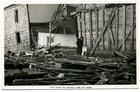 Dionisio Muñoz camina entre los escombros de un salón de billar. Año 1960. Ancud. Donada por José Caro Bahamonde. Dionisio Muñoz camina entre los escombros de un salón de billar. Año 1960. Ancud. Donada por José Caro Bahamonde.