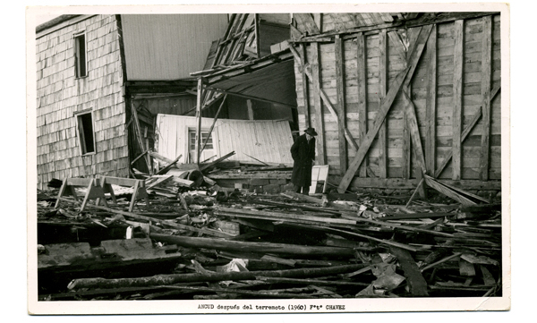 Dionisio Muñoz camina entre los escombros de un salón de billar. Año 1960. Ancud. Donada por José Caro Bahamonde.