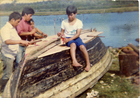 Preparación del bote para la recolección de pelillo. Áncud. 1985. Donada por la familia Millacura Yuduman.